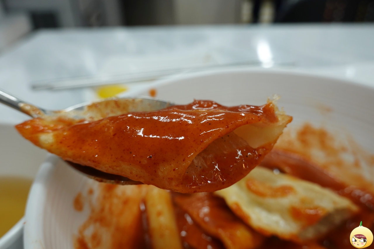 야끼만두에 떡볶이 양념을 덕지덕지 묻혀요