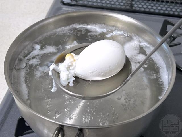 깨진 달걀 흰자 안터지게 삶는법