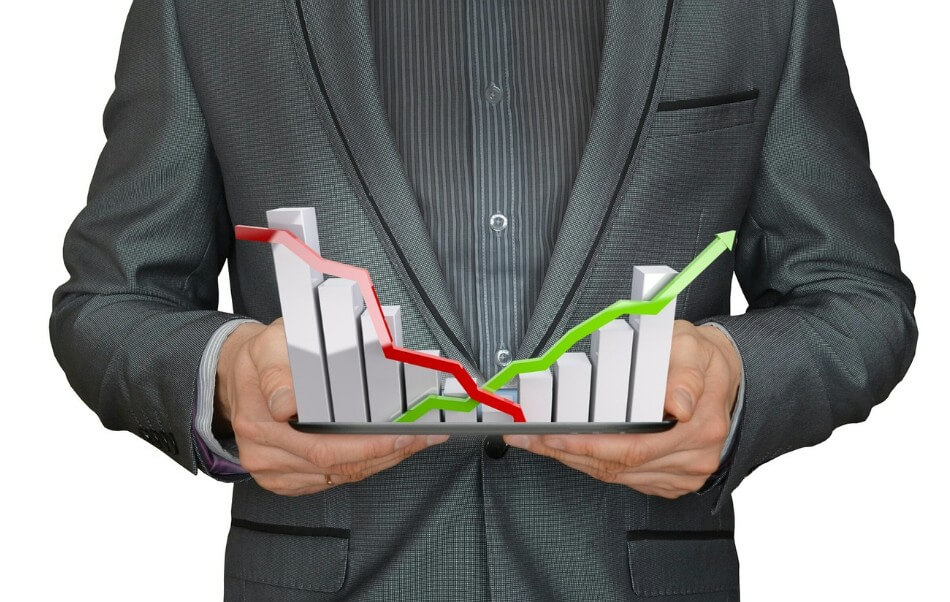 그래프를 들고 있는 남성