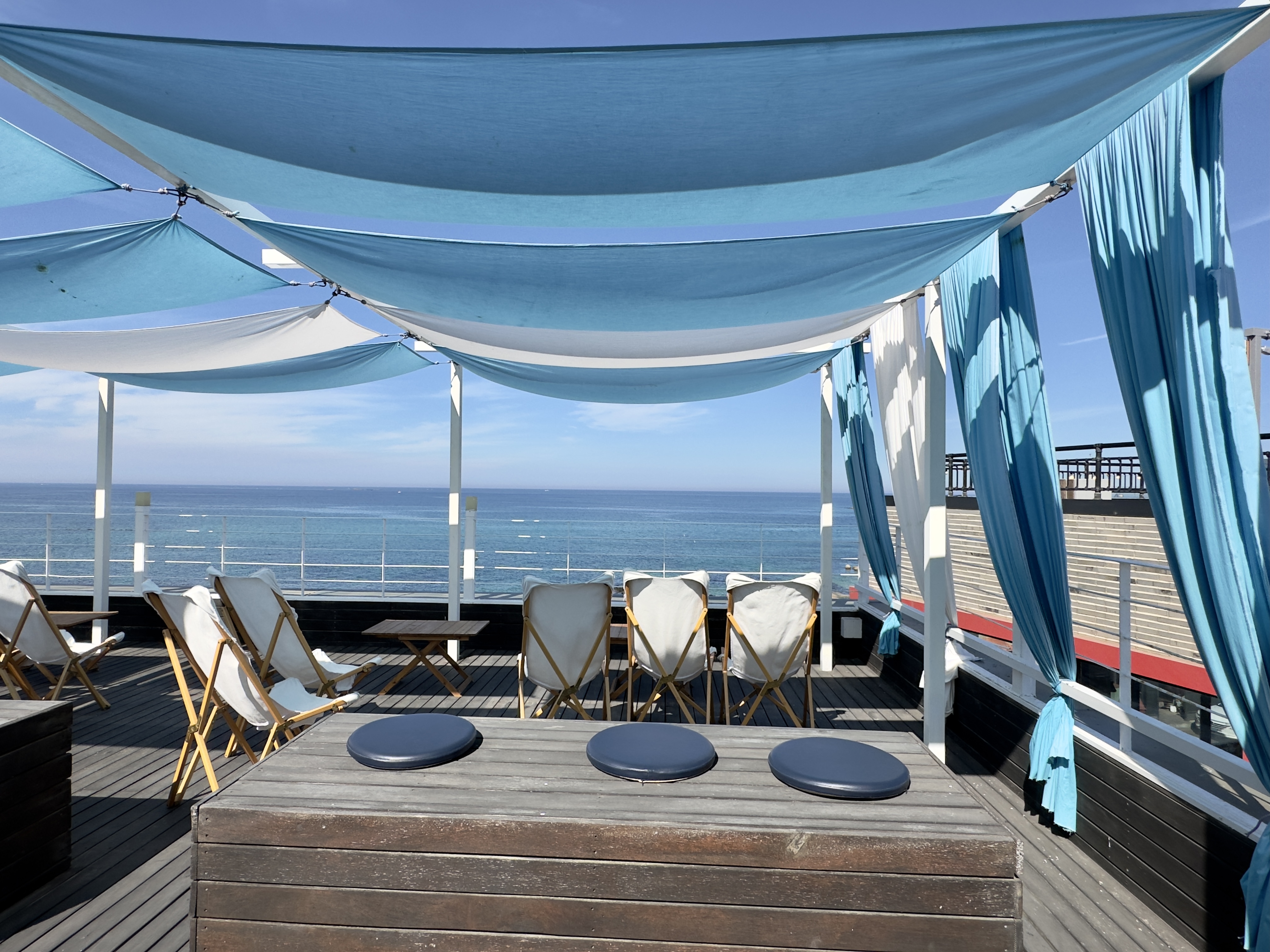 어나더블루 3층 루프탑