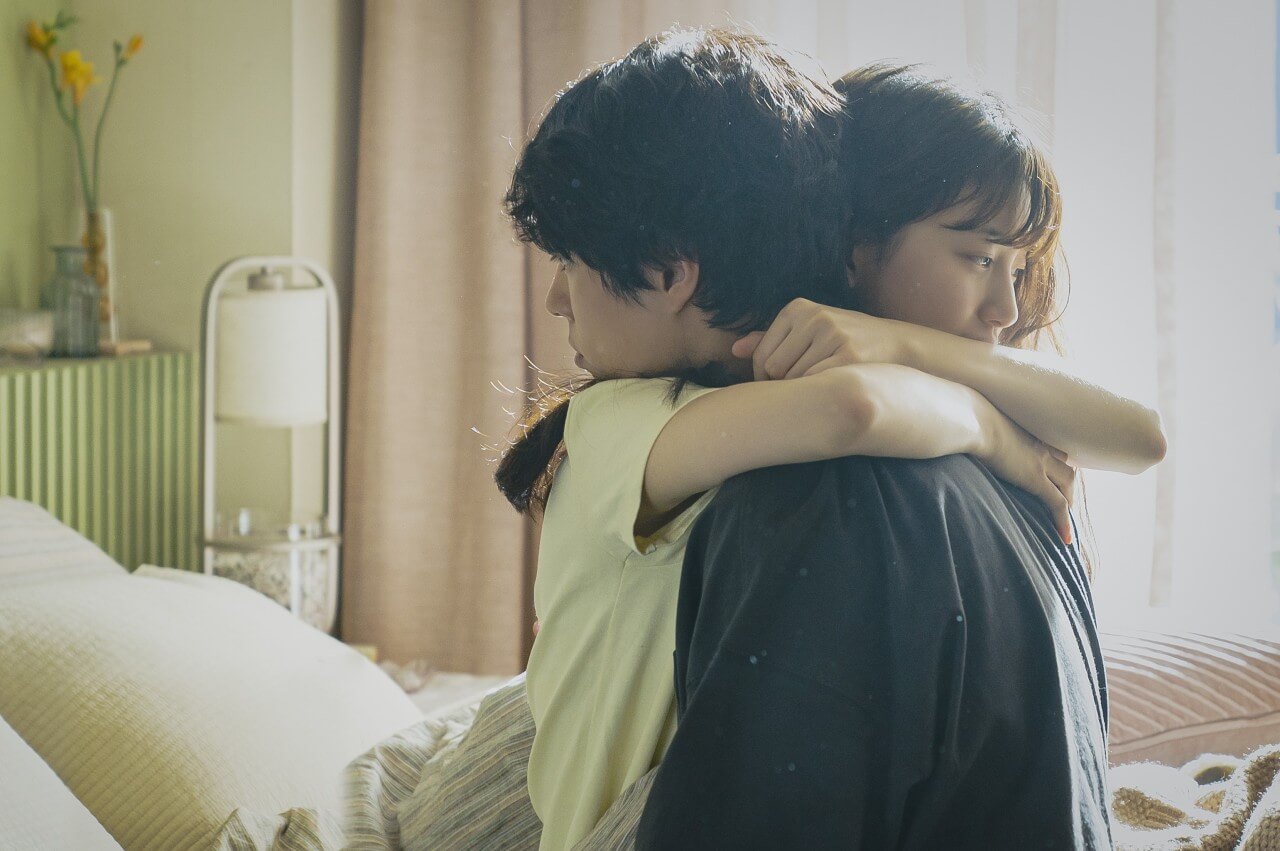 원더랜드 영화의 한장면 남녀주인공이 포옹을 하고 있다.