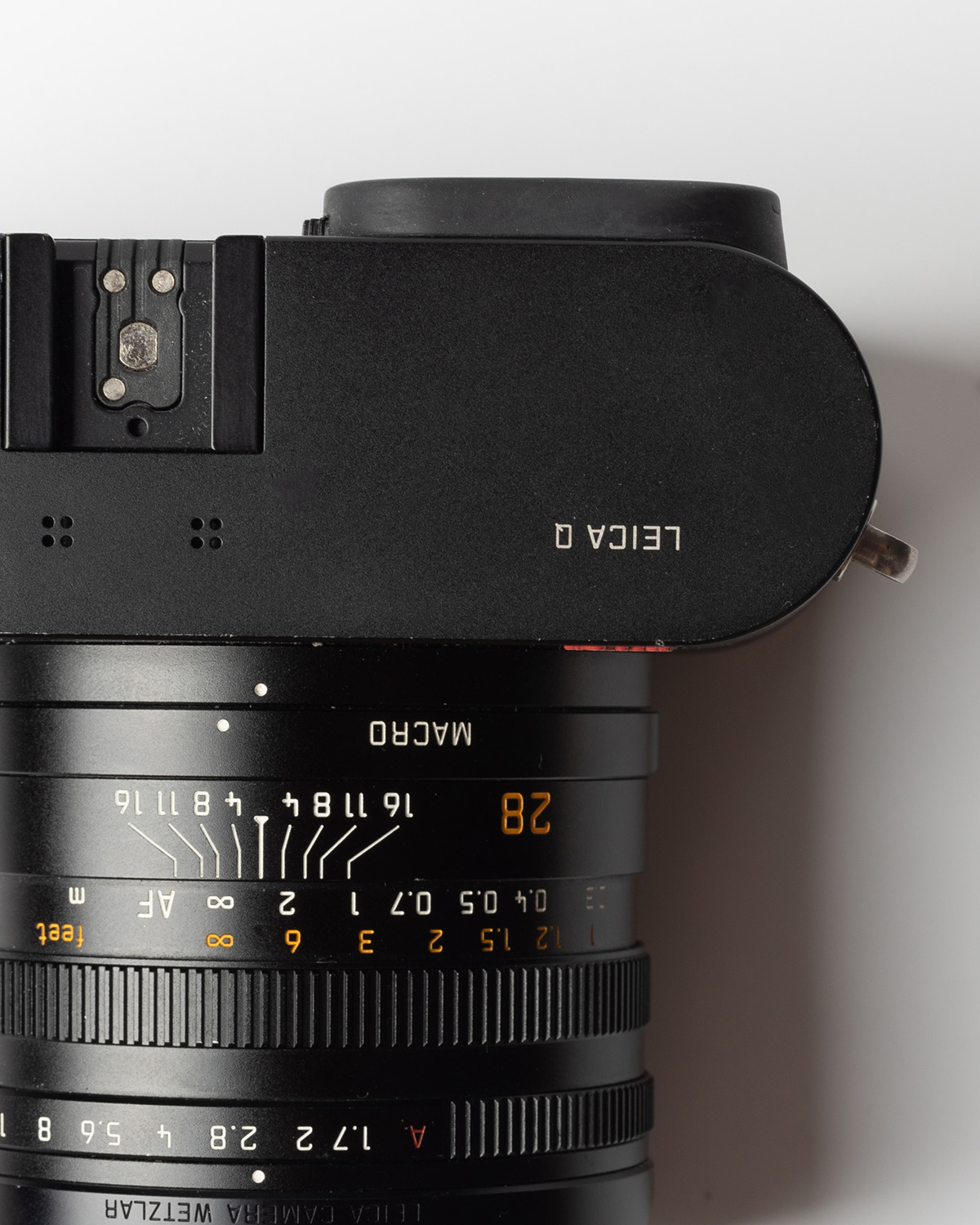 라이카 Q 카메라 상단의 LEICA Q 로고와 렌즈 조작부 디자인의 사진