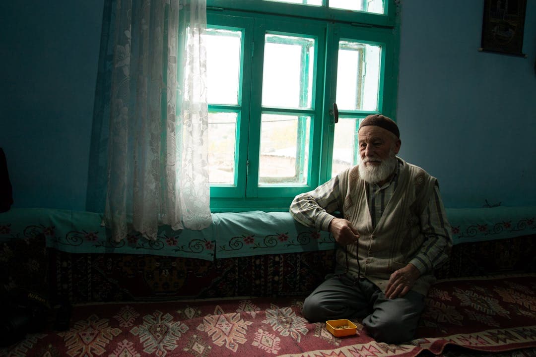 조용한 방 안에서 생각에 잠긴 고령 남성의 일상