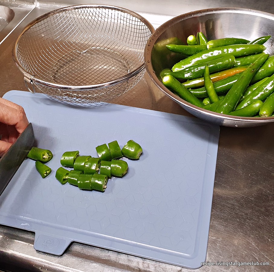 풋고추 된장무침에 들어갈 풋고추를 1.5cm 정도 간격으로 썰어주는 사진