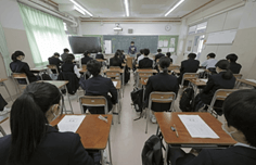 교복을 입고 앉아있는 일본의 중학교 교실의 모습