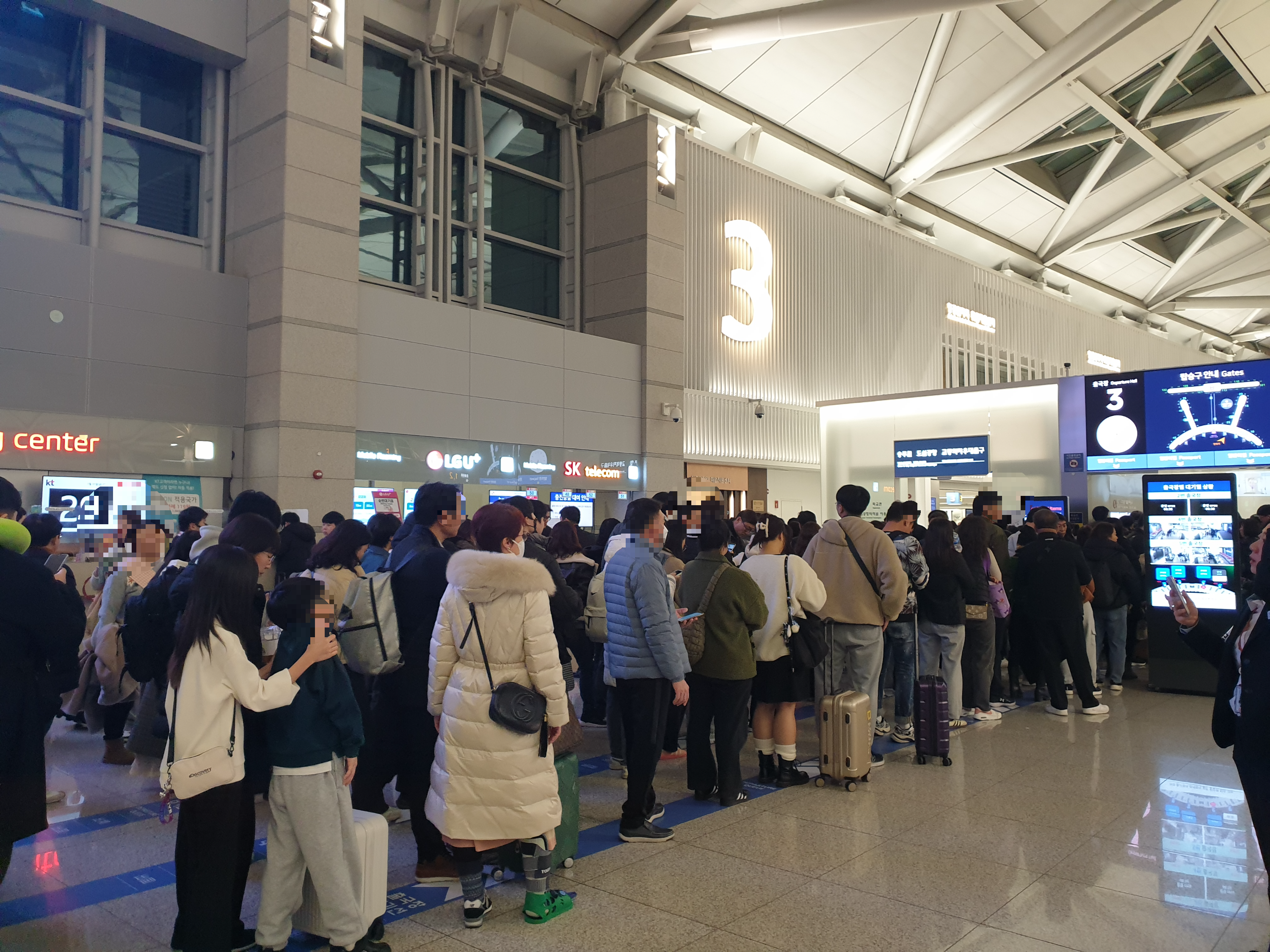 인천공항 스마트패스 등록 및 사용 후기: 정말 빠를까?_출국장의 긴 줄