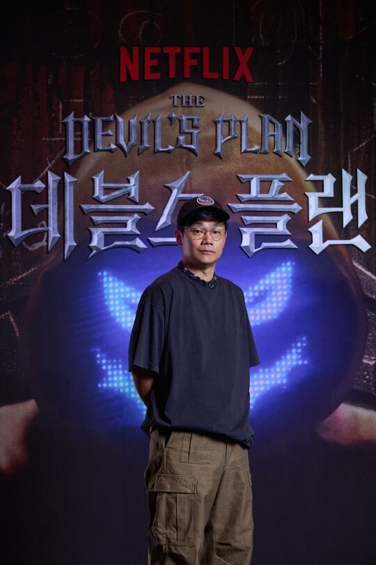데블스 플랜 포스터 앞에 서있는 정종연 PD
