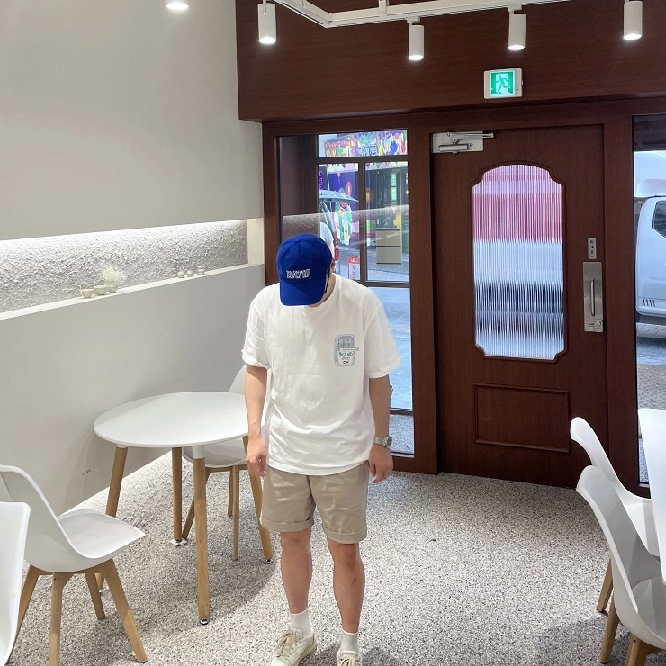 넓은 둘레의 바팁 볼캡