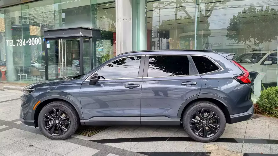 혼다 CR-V 하이브리드 옆모습입니다.