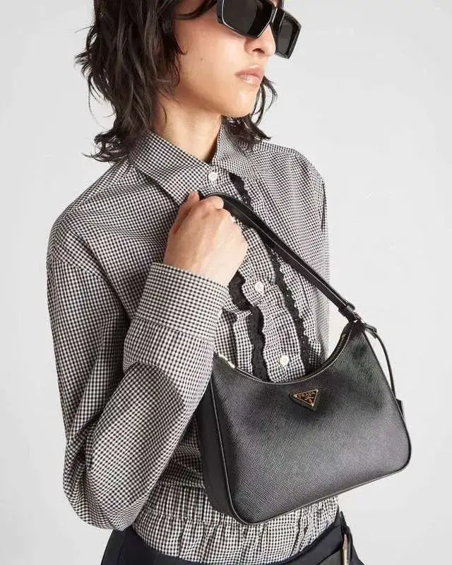 명품백-브랜드-순위-프라다-나일론-호보백