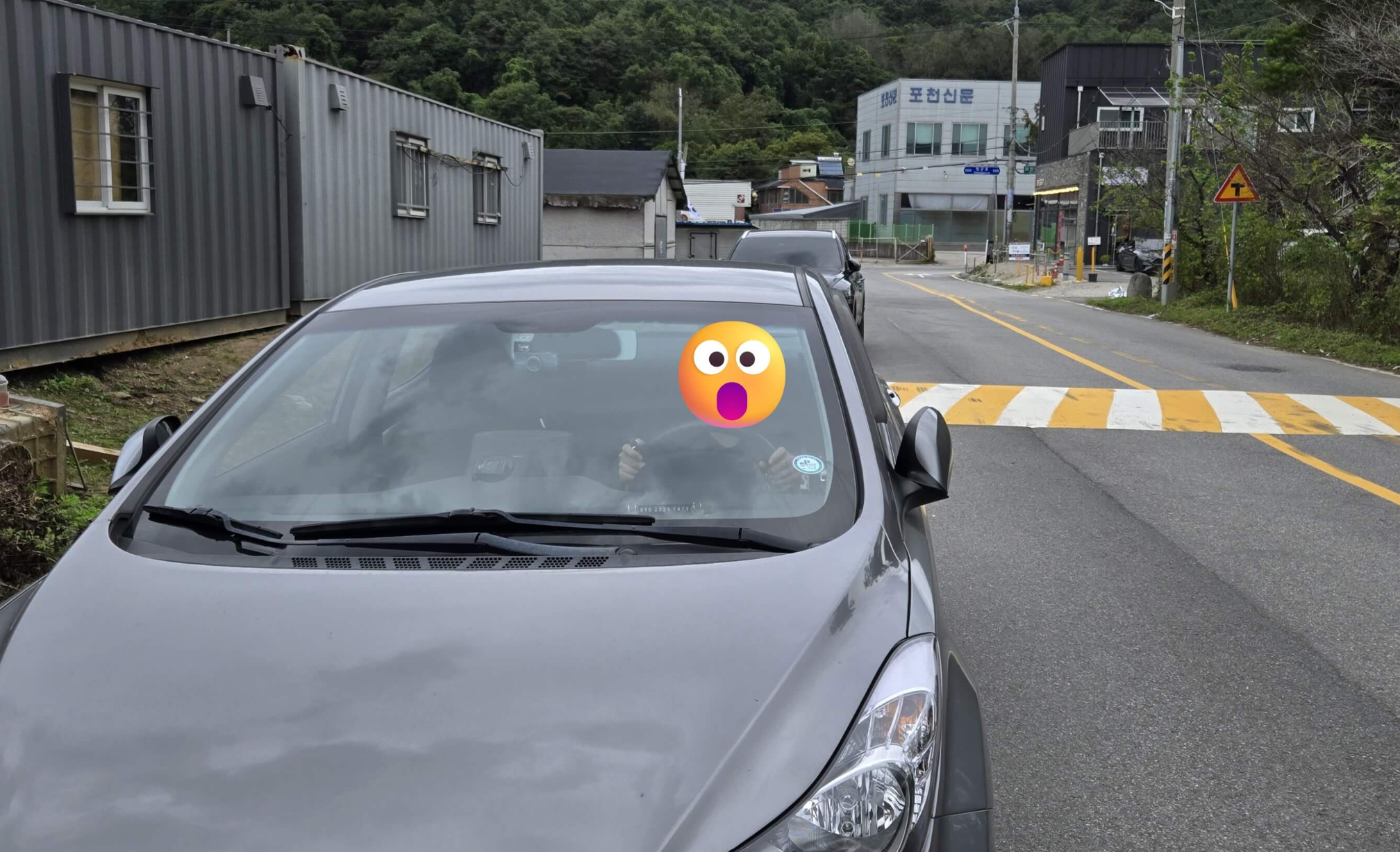 도로 길가에 주차하는 아반떼