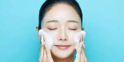 여성이 양쪽볼에 거품을 문지르는 사진