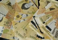 오만원권-수백장이-방바닥에-깔려있는-행복한-모습