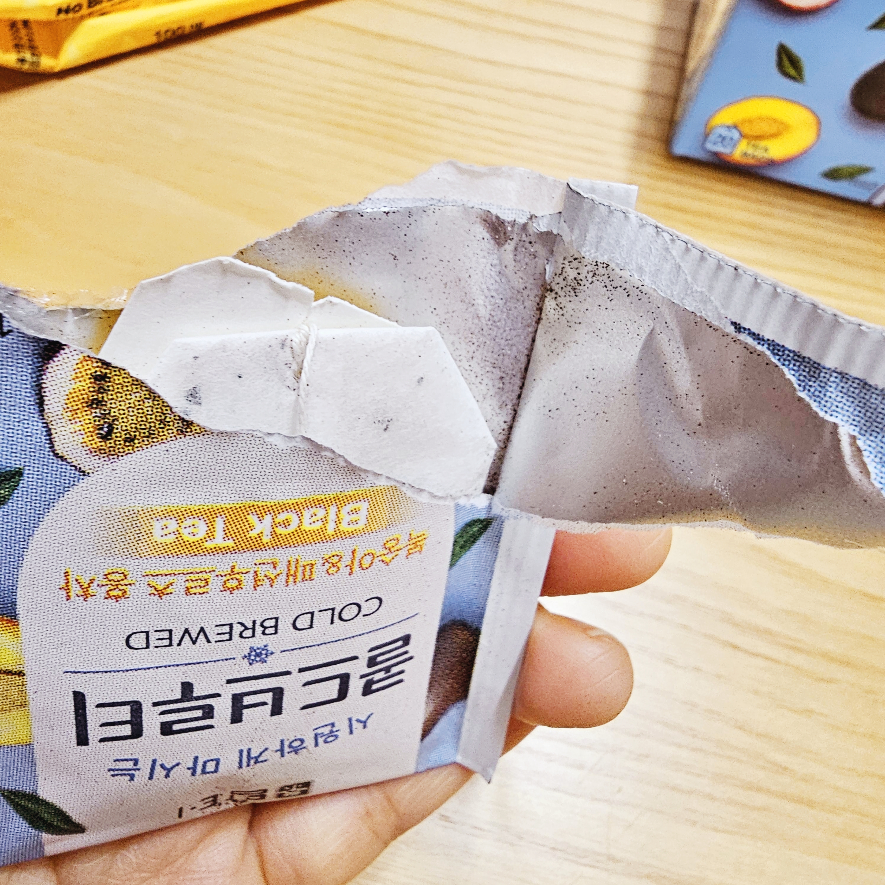 티백을 찢어서 보니 검은색 복숭아 패션후르츠 분말