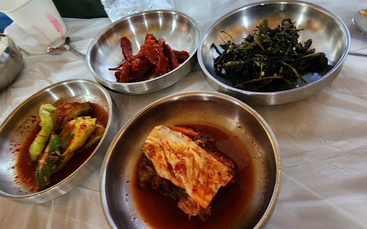 대청마루 밑반찬 김치 오이무침 황태무침 나물
