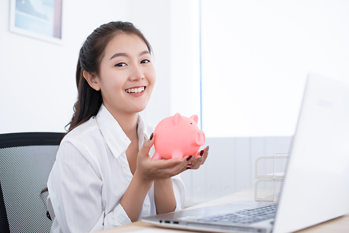 한 여자가 저금통을 들고 기뻐하고 있는 사진