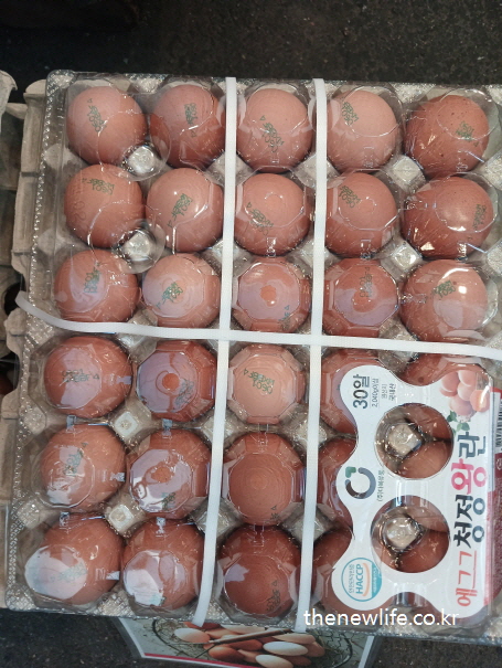 A pack of 30 eggs in supermarket, a high-protein low-carb food helpful for reducing abdominal fat/대형마트에서 포장된 계란 30구, 복부비만에 좋은 고단백 저탄수화물 식품