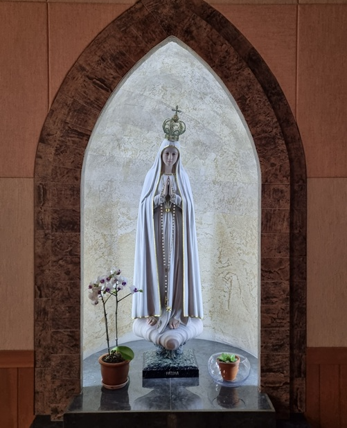 사진은 제주 조천성당 안에 있는 파티마의 성모 상입니다.