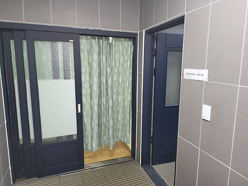 화장실과샤워실입구