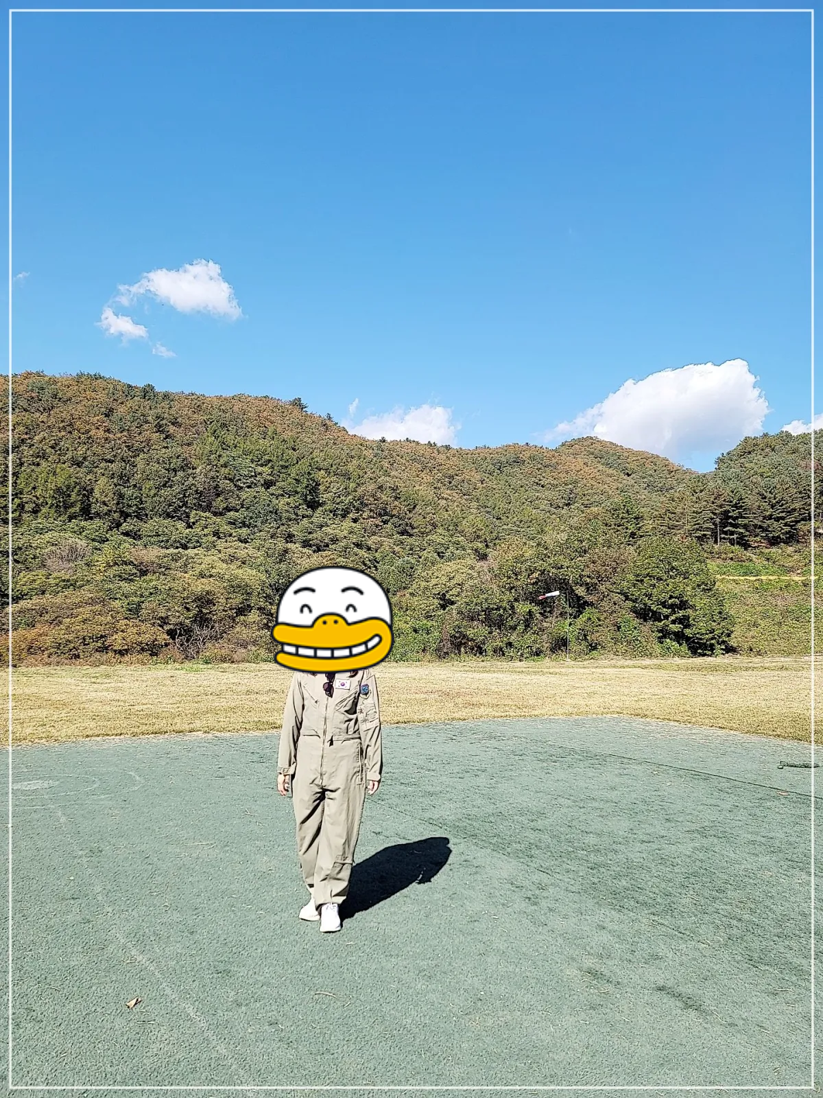 패러글라이딩 장소 - 패러글라이딩복으로 환복한 여자