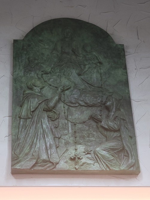 십자고상 아래에 있는 묵주기도의 성모님 부조 작품