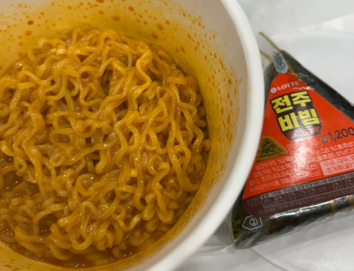 불닭볶음면 완성 및 전주비빔 삼각김밥 사진