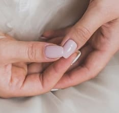 손톱이 잘 부러지는 이유와 갈라지는 이유