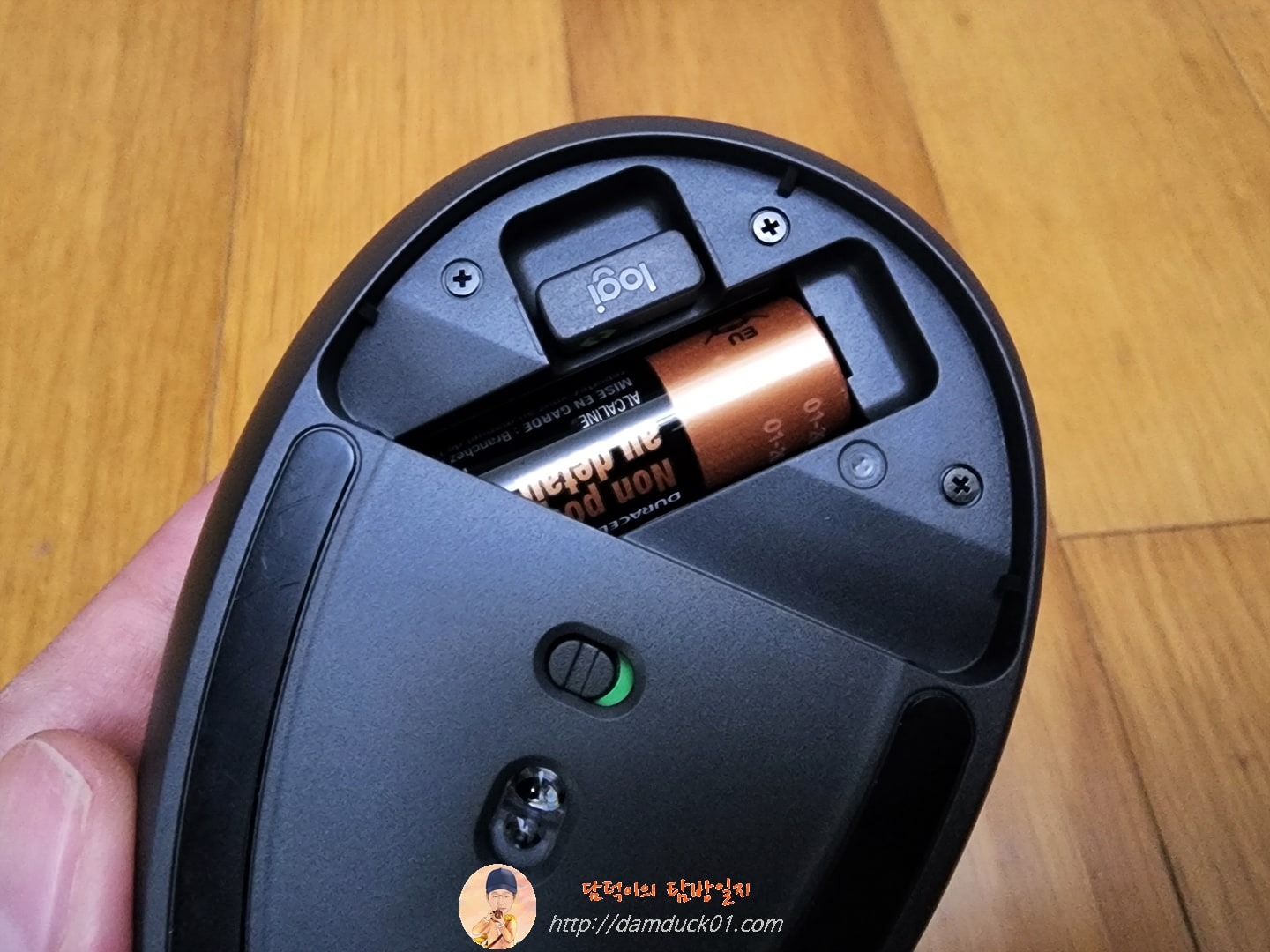 AA 건전지와 Logi Bolt USB 수신기