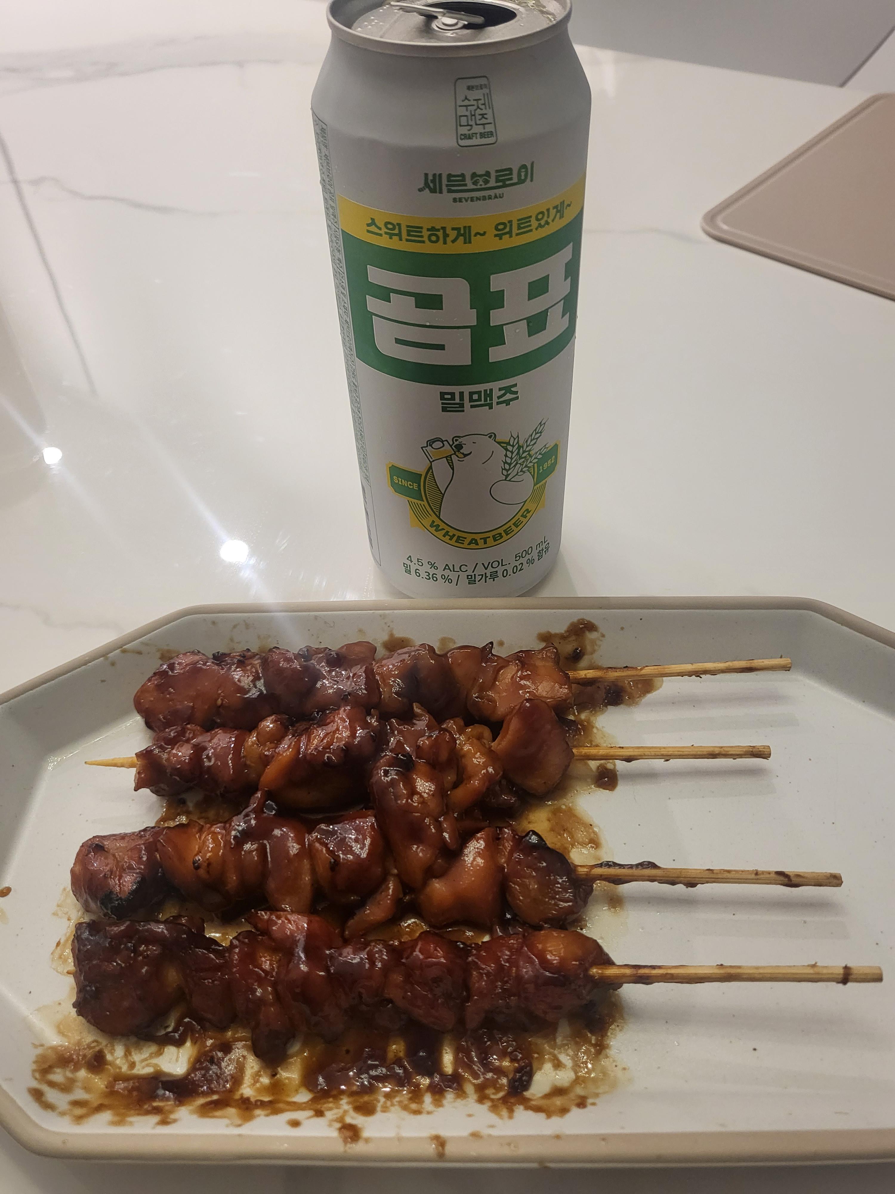 곰표 밀맥주와 숯불데리야끼 양념 닭꼬치