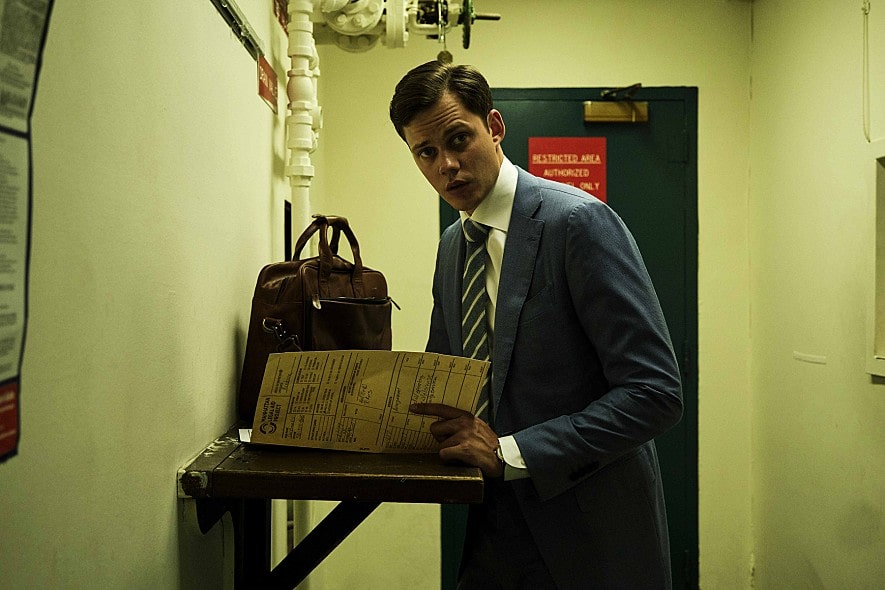 뭔가를 바라보는 빌 스카스가드의 모습