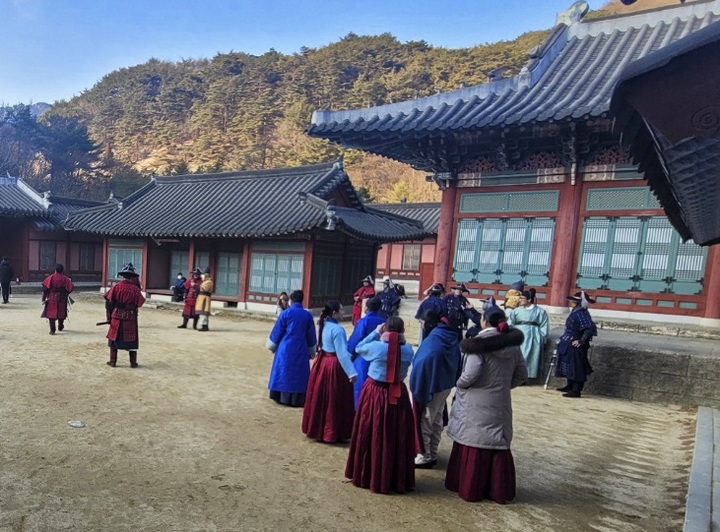 &ldquo;한강 아이유의 반전 근황?&rdquo; 팟캐스트 들으러 가기