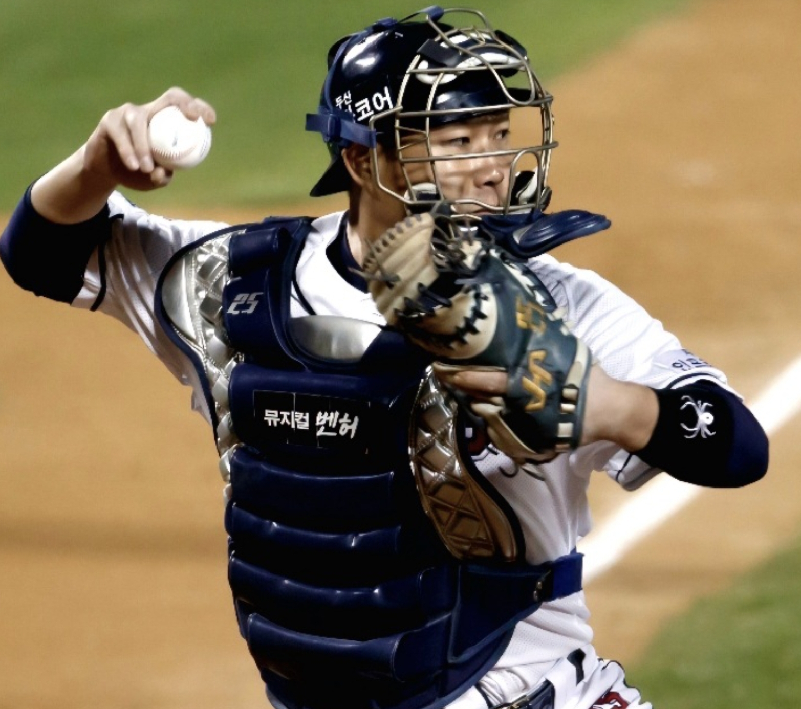 양의지 선수가 공을 던지고 있다.