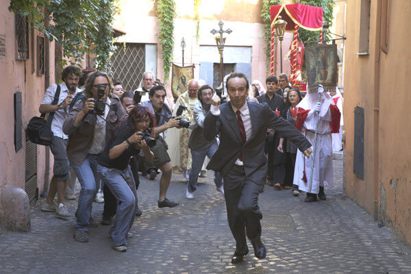 갑자기 닥쳐든 기자들을 피해 도망가는 레오폴도