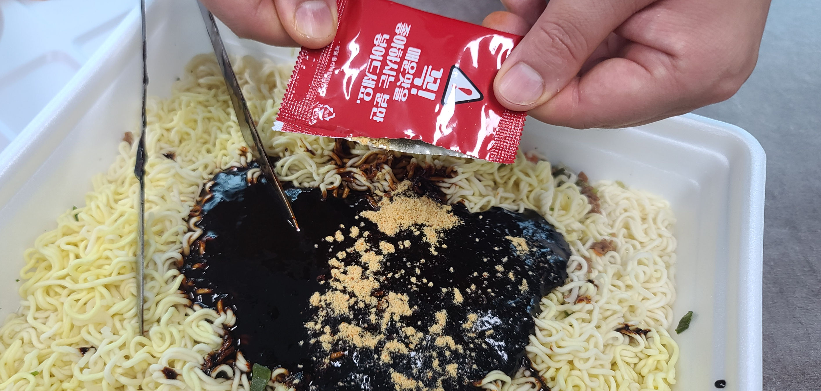 공간춘 쟁반짬짜면 공화춘짜장 간짬뽕 조리방법 내용물 구성품 조리시작 대왕라면 볶음간짬뽕소스 별첨스프