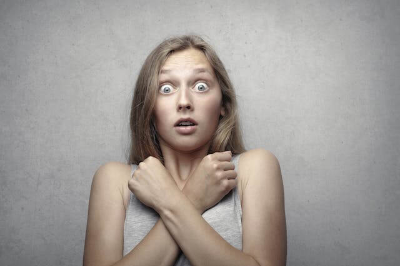 놀란 여성