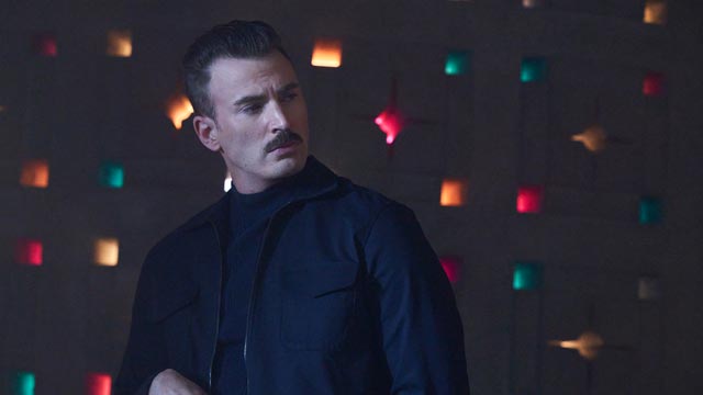 잔인한 용병 로이드 핸슨(크리스 에반스)의 모습