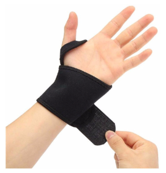 엄지에 끼운 손목 보호대