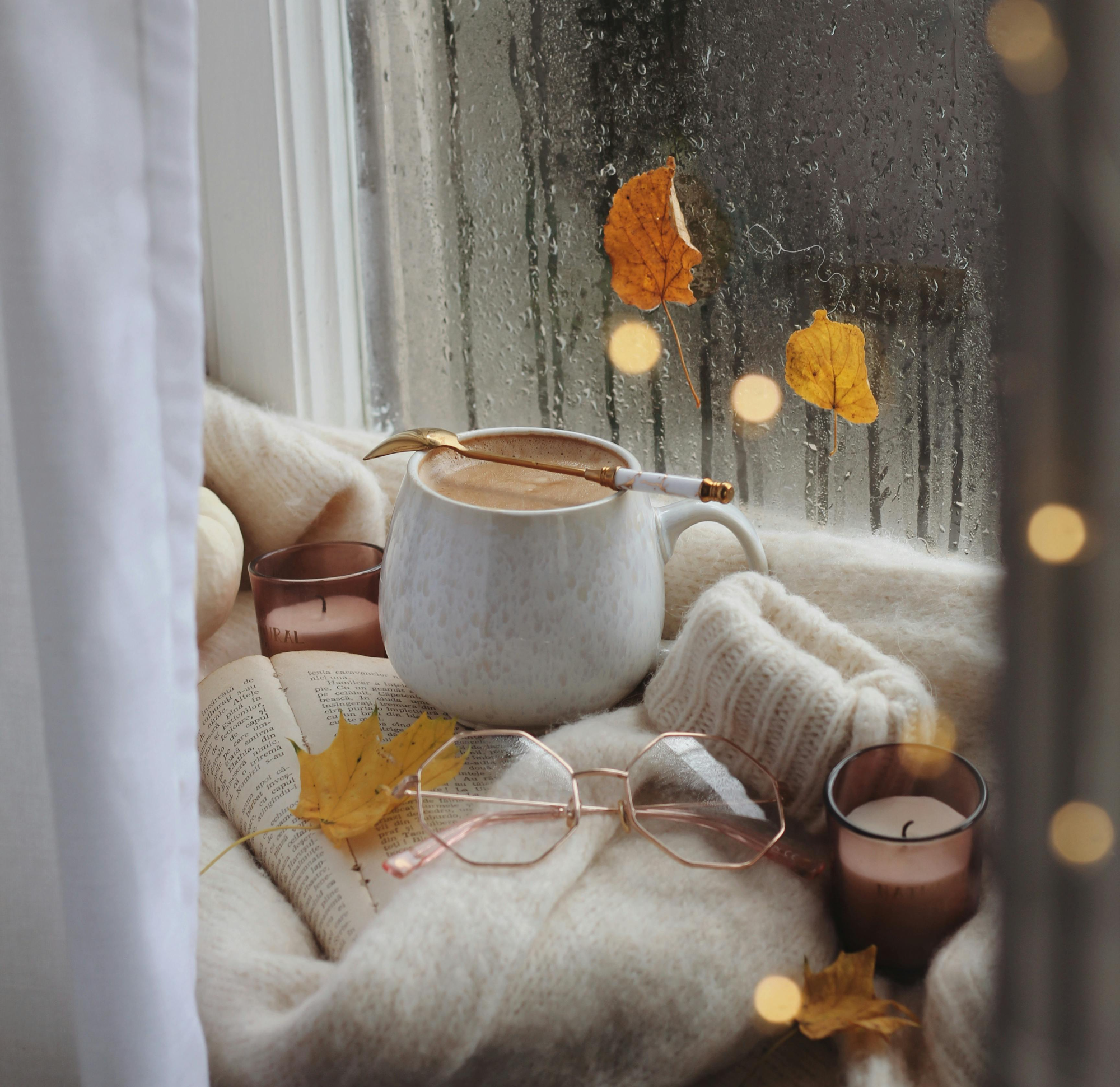 "추운 겨울철, 난방비 걱정을 덜어주는 도시가스 절약 캐시백 신청 방법을 알아보며 여유롭게 차를 즐기는 따뜻한 실내 모습"