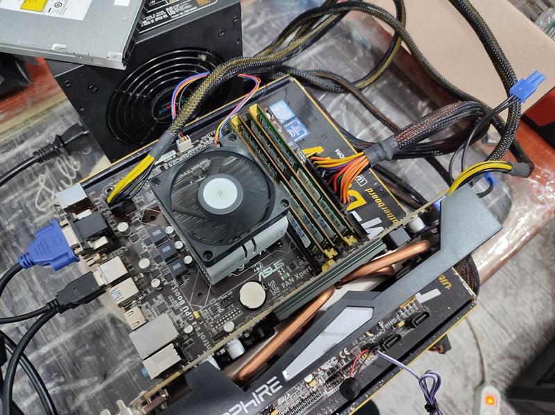 메모리 테스트 과정입니다. 4개의 메모리를 모두 꽂으니 화면이 안뜨네요.