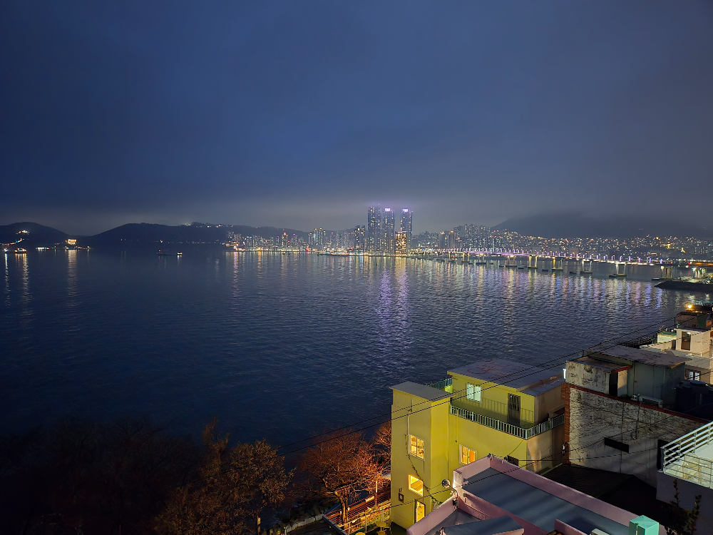 흰여울문화마을 야경 &ndash; 바다를 배경으로 한 밤 풍경