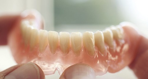 틀니 사용 시 주의사항 및 올바른 관리법