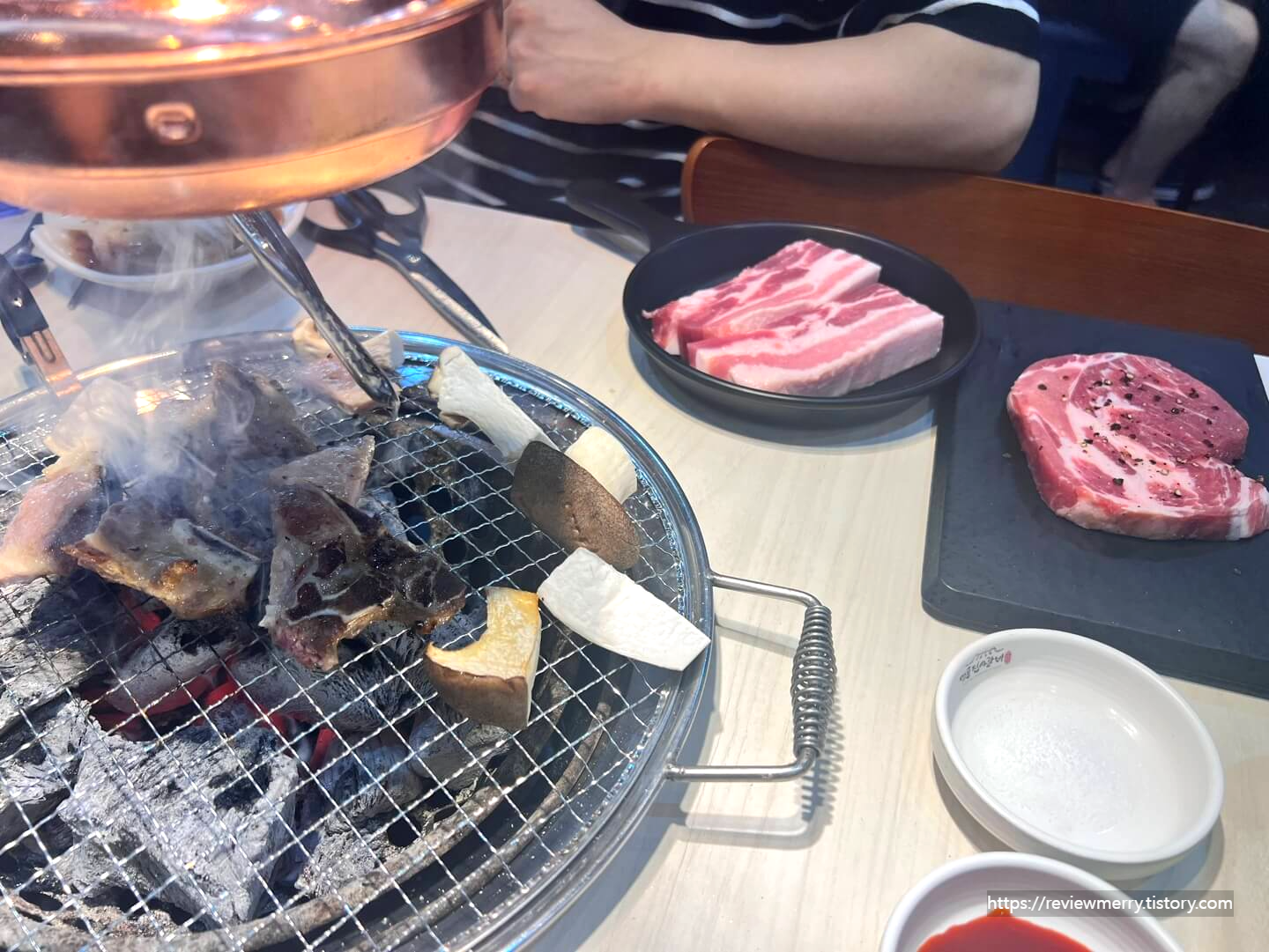 고기 굽는 사진