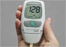 당뇨 혈당 측정하는 사람들