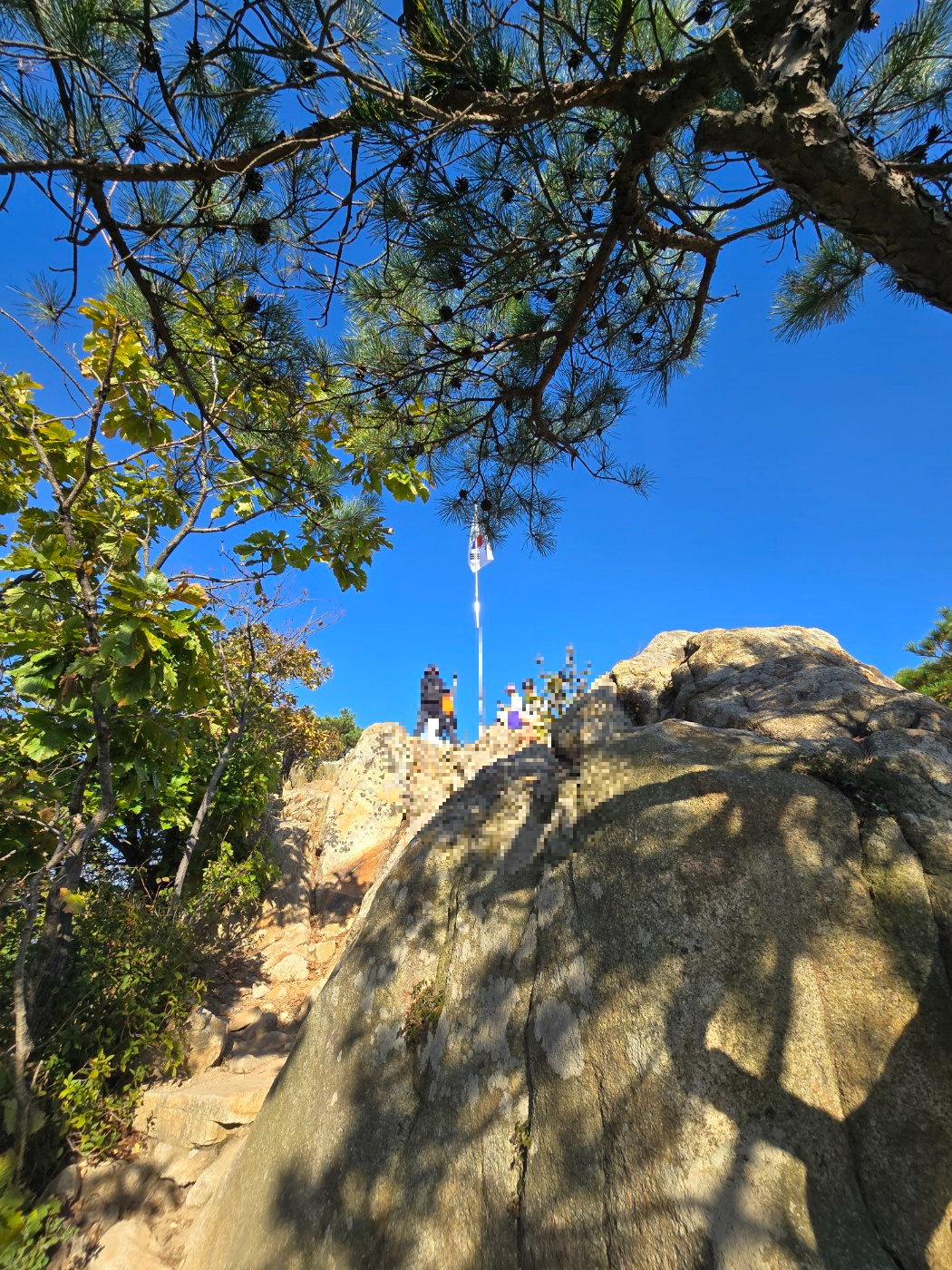 바위틈으로 국기봉이 보여요