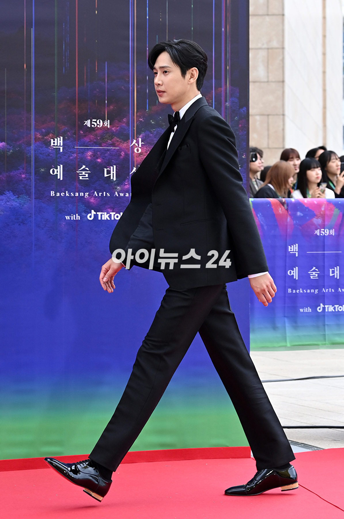 배우 박성훈이 28일 오후 인천 파라다이스시티에서 열린 제59회 백상예술대상 레드카펫에서 포즈를 취하고 있다. [사진=김성진 기자]