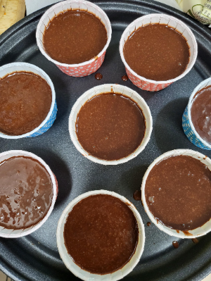 초코 컵케익 만들기 7단계: 베이킹 커에 반죽 80% 채우기