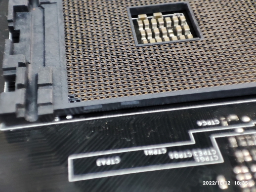 AM4 소켓 커버의 걸쇠의 위치