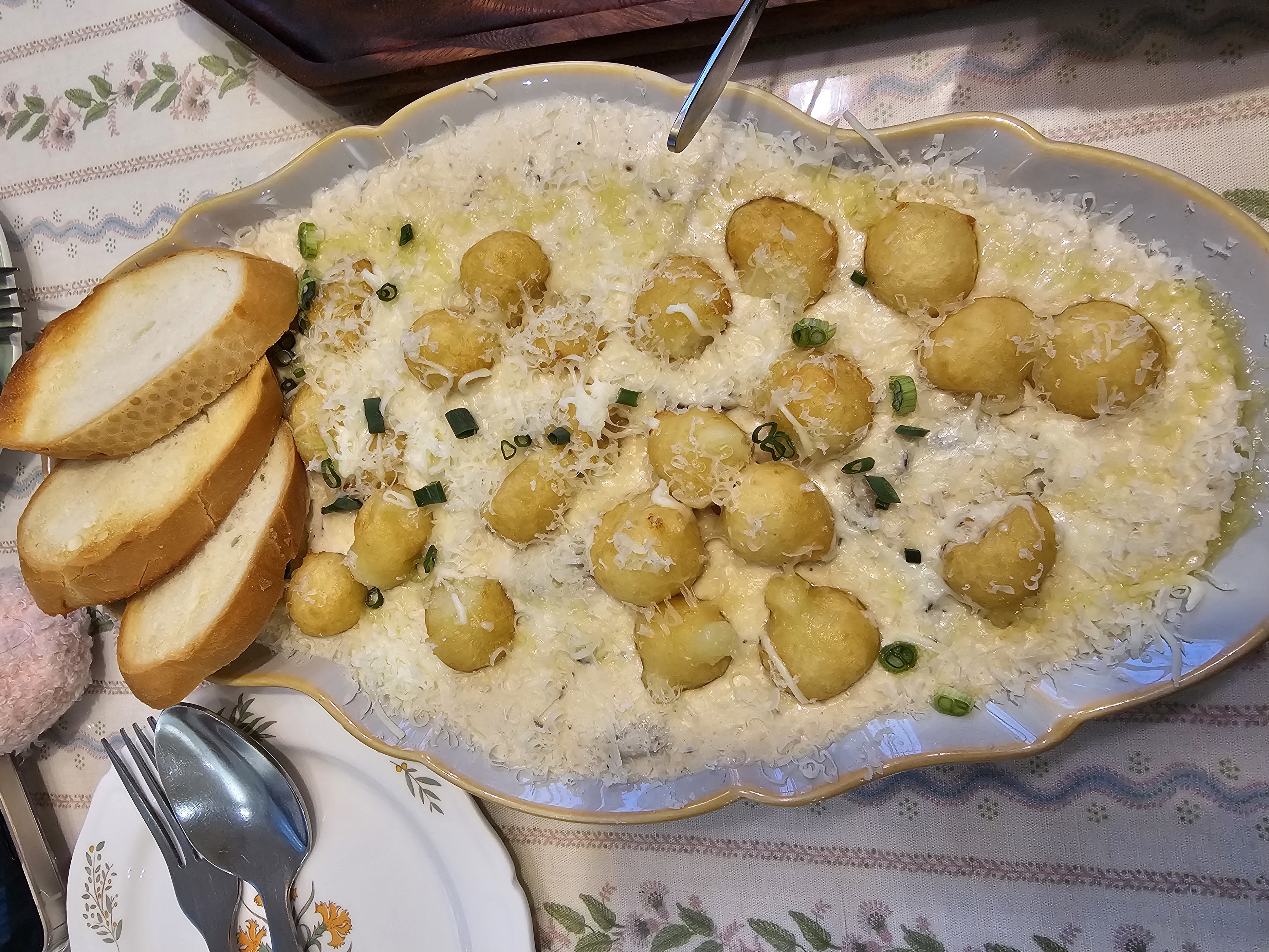 산본 포트럭 크림소스 뇨끼 접시에 담긴 모습