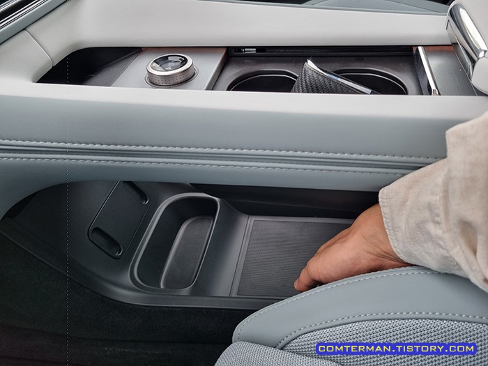 폴스타4 실내 수납 공간