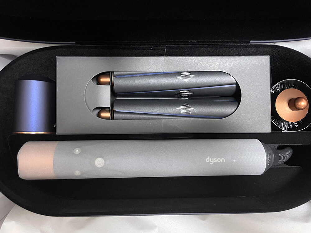 다이슨 에어랩 스타일러 컴플리트롱 제품을 열어본 구성품 사진 